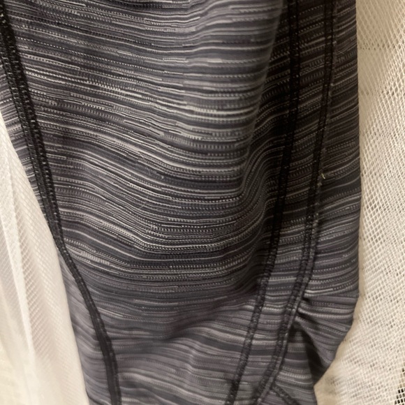 Lululemon  Atlético size 10 Fast Free Crop II Salt Alpine Gray  Black F - Picture 8 of 13